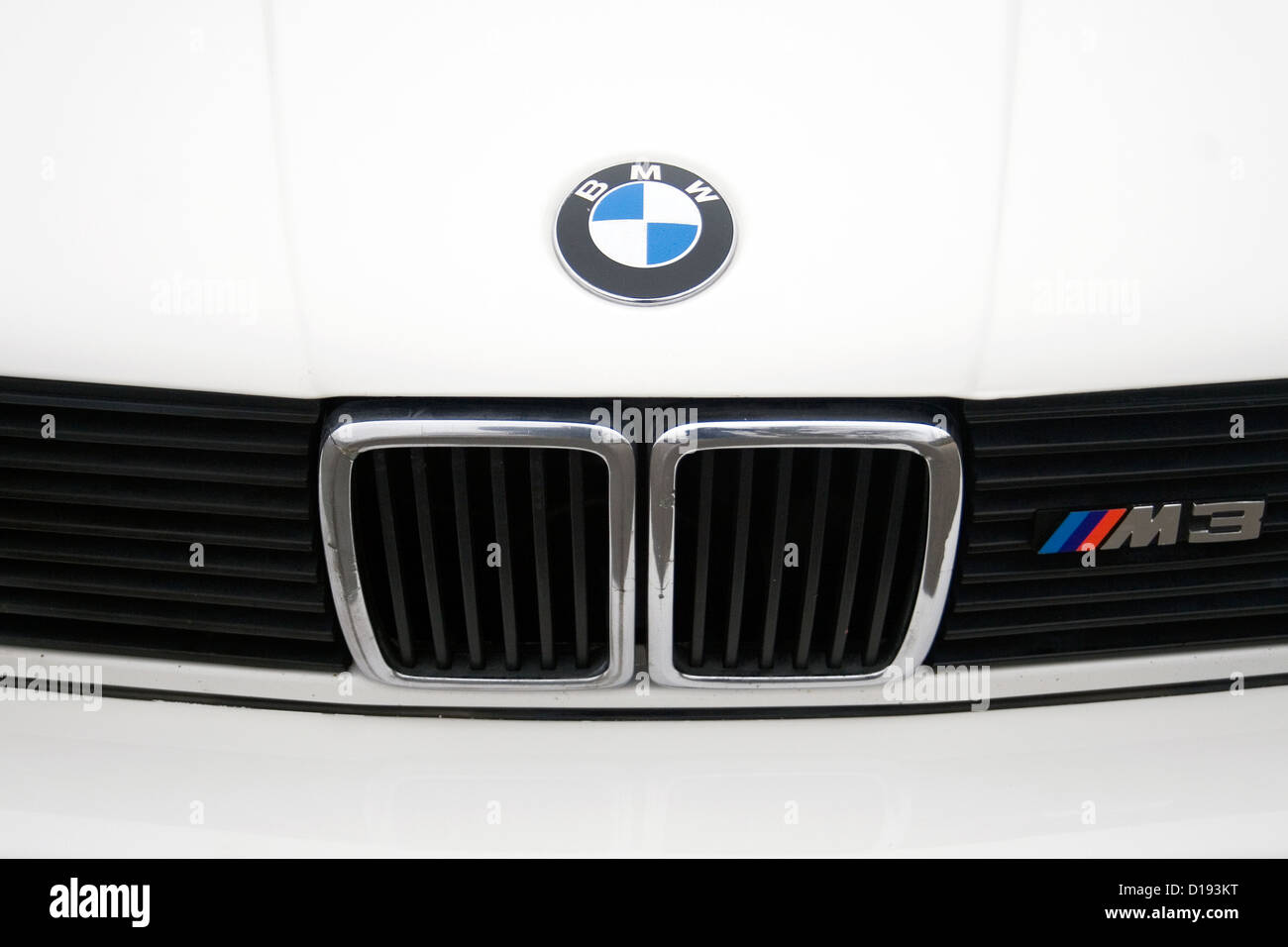 La calandre avant et d'un insigne d'un blanc classique BMW M3 voiture. Banque D'Images