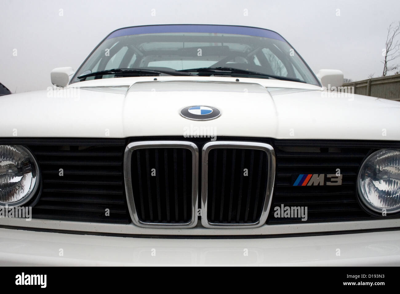 La calandre avant et d'un insigne d'un blanc classique BMW M3 voiture. Banque D'Images