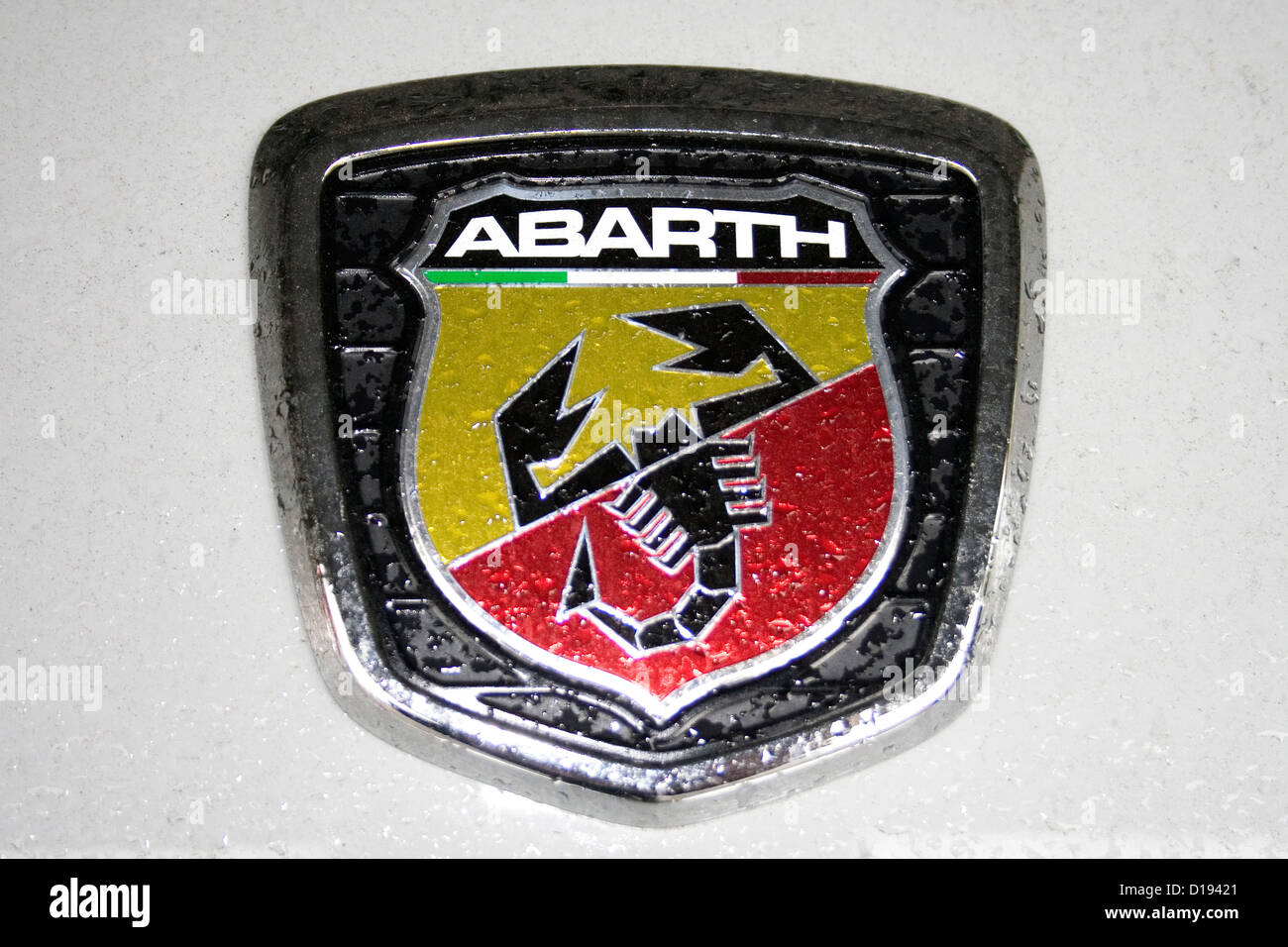 Un scorpion Abarth logo sur le capot d'une voiture Fiat. Banque D'Images