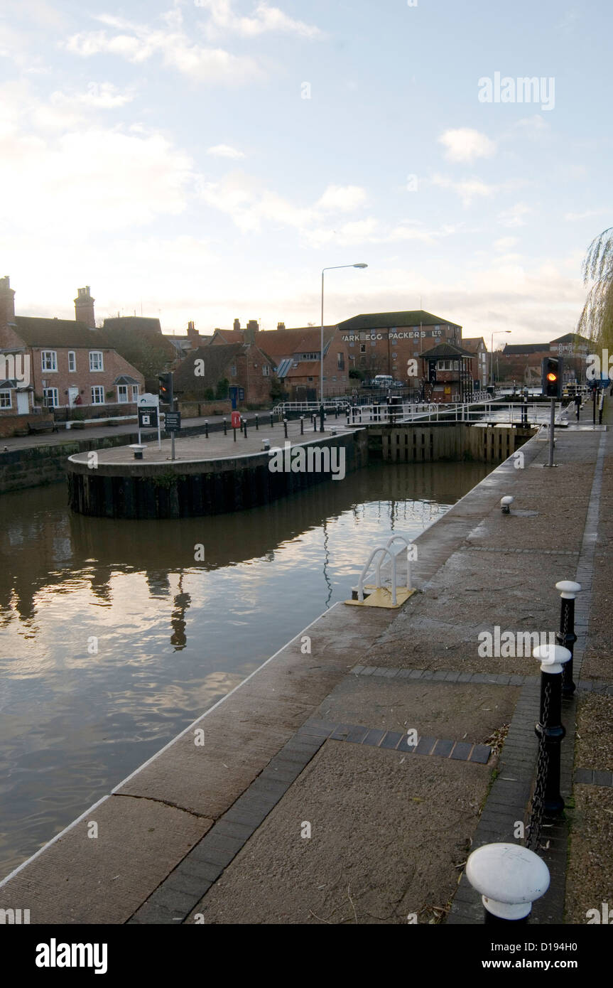 Fleuve Trent, la ville de Newark se verrouille uk Banque D'Images