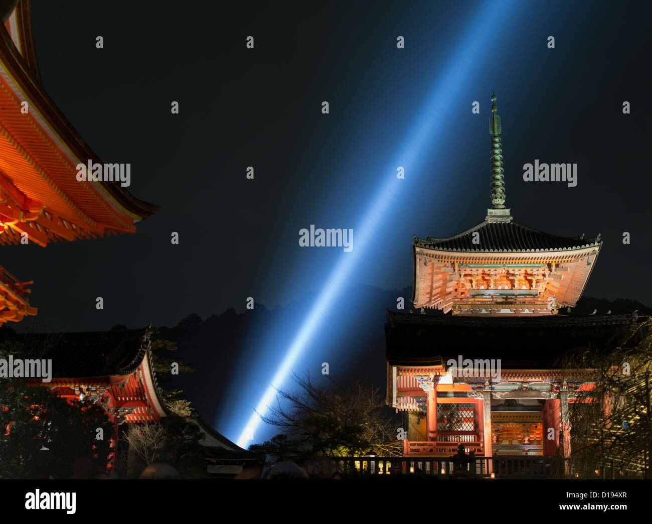 Allumage de la lampe témoin à l'automne ( automne) de la pagode au temple Kiyomizu-dera, Kyoto Banque D'Images
