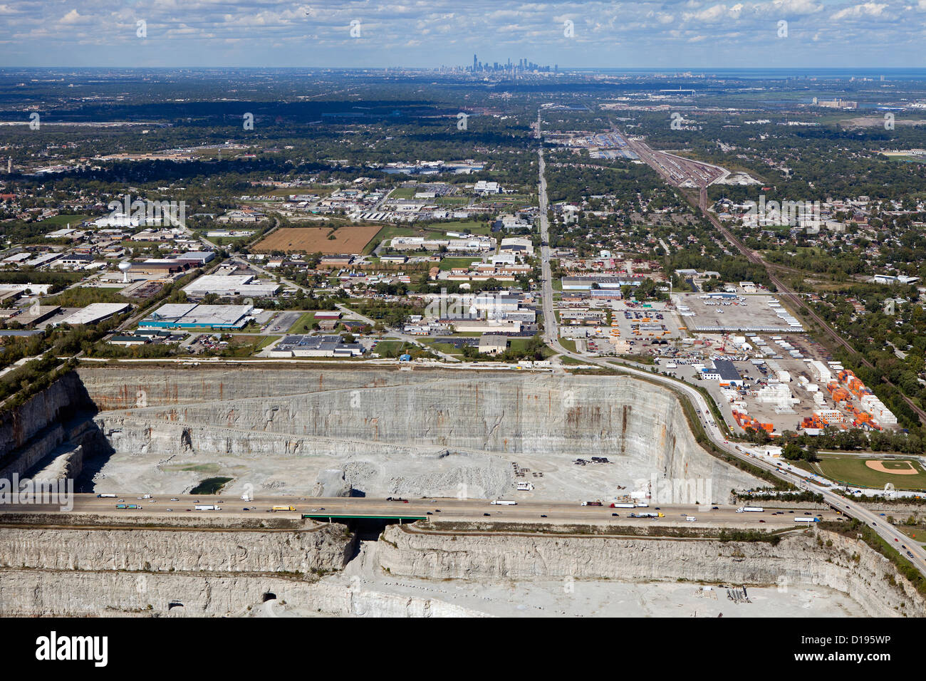 Photographie aérienne Thorton Quarry, Thorton, Illinois, Chicago skyline en arrière-plan Banque D'Images
