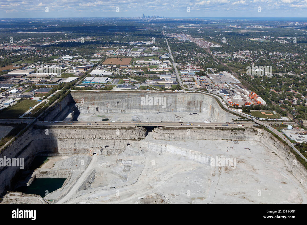 Photographie aérienne Thorton Quarry, Thorton, Illinois, Chicago skyline en arrière-plan Banque D'Images