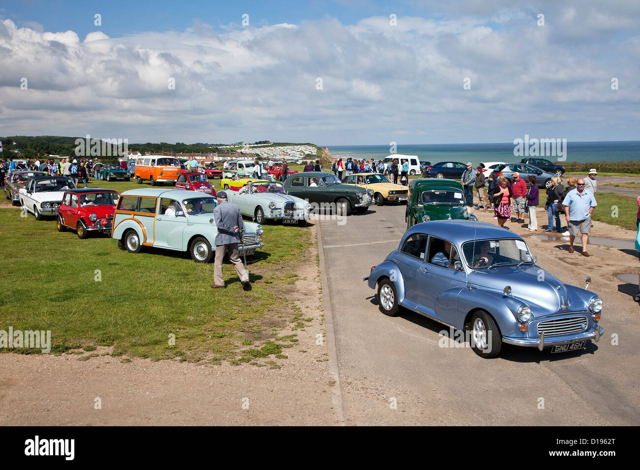 Classic cars laisser Cromer, falaise parking pour Great Yarmouth Banque D'Images