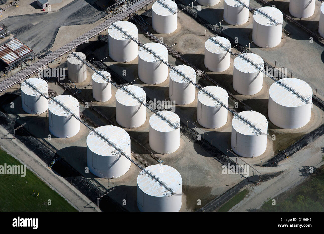 Photographie aérienne des réservoirs de stockage de la raffinerie d'Exxon Mobil, Joliet, Illinois Channahon Banque D'Images