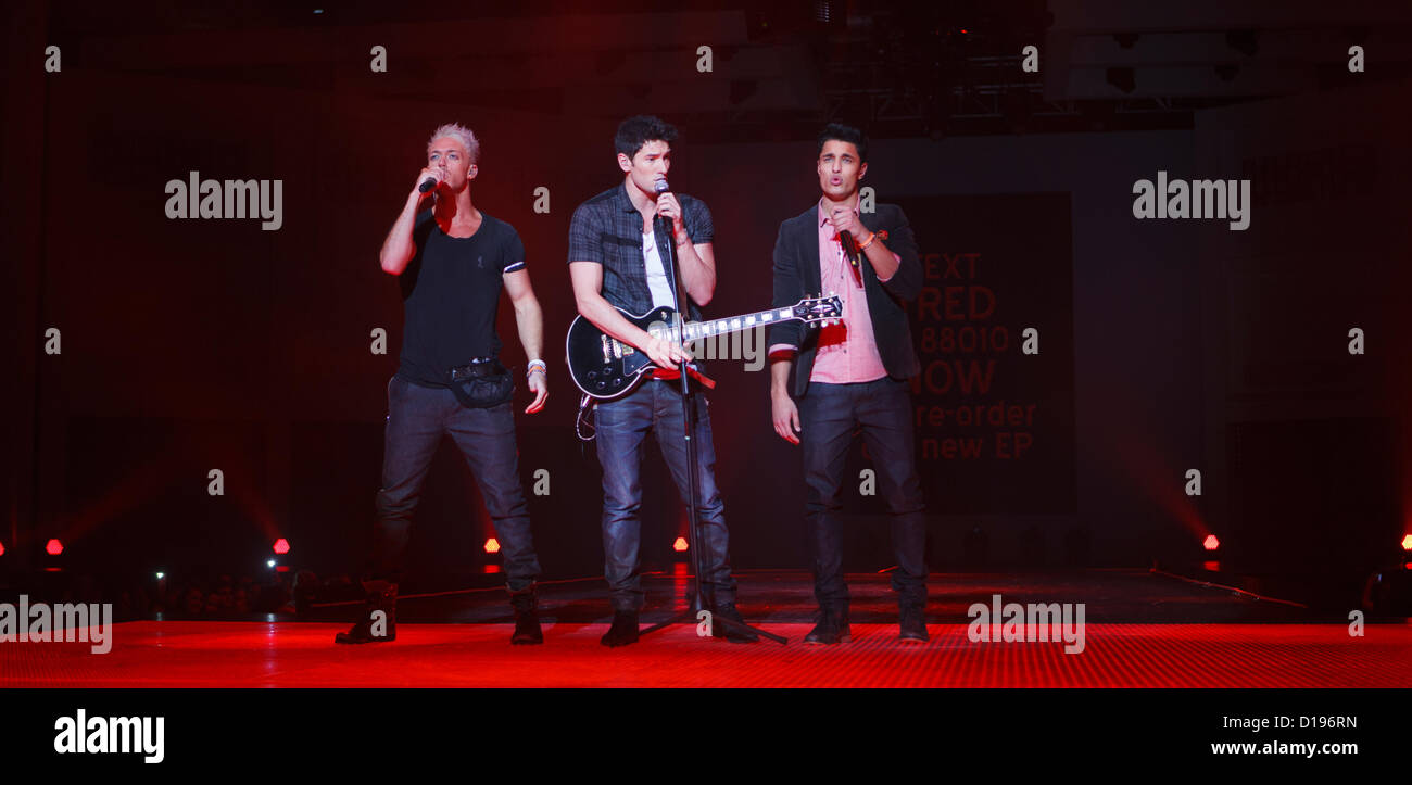 Birmingham, UK. 11 décembre 2012. Fois bande de garçon semblait rouge sur scène pendant le spectacle principal à la vêtir Show Live 2012 il y a à promouvoir de nouveaux PE d'être diffusé sous peu. Fois ont été l'une des Rouge Louis Walsh's act mais n'a pas réussi à faire la finale. Vêtements Show Live a célébré son 24e Oui Crédit : Paul Hastie / Alamy Live News Banque D'Images