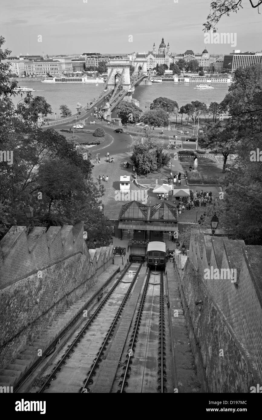 - Budapest Pont des Chaînes et st. Stephen Cathedral Banque D'Images