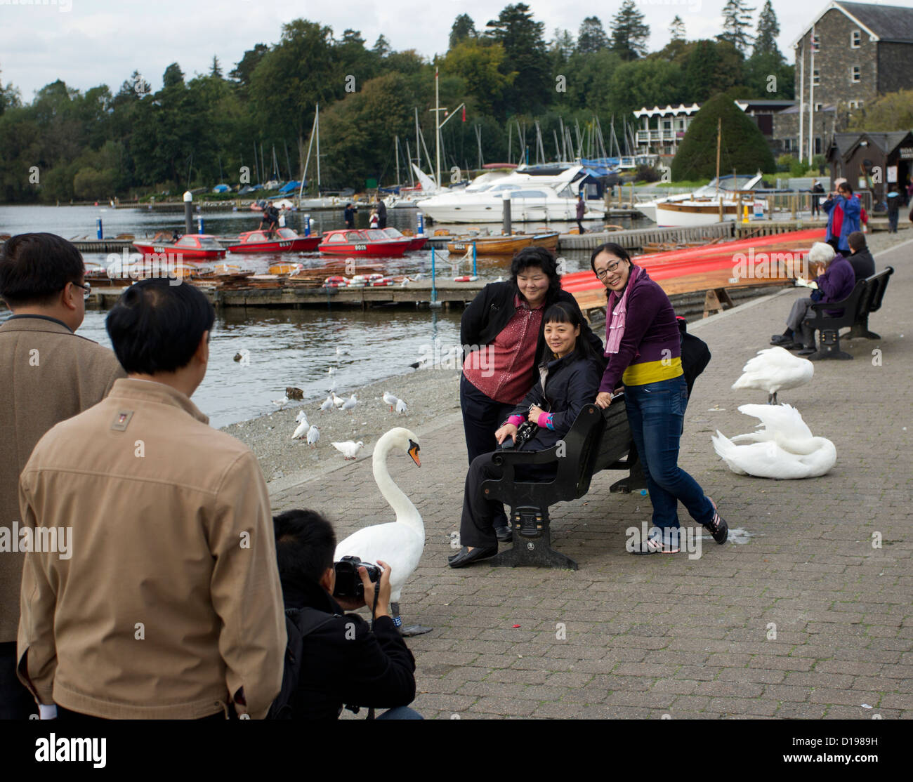Les touristes japonais de la Bowness Bay sur le lac Windermere Cumbria Lake District National Park Banque D'Images
