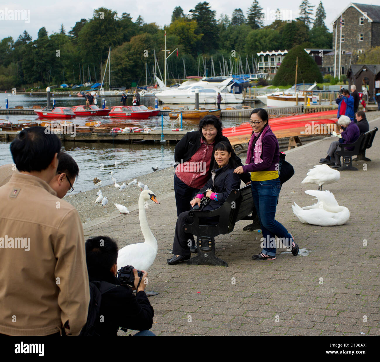 Les touristes japonais de la Bowness Bay sur le lac Windermere Cumbria Lake District National Park Banque D'Images