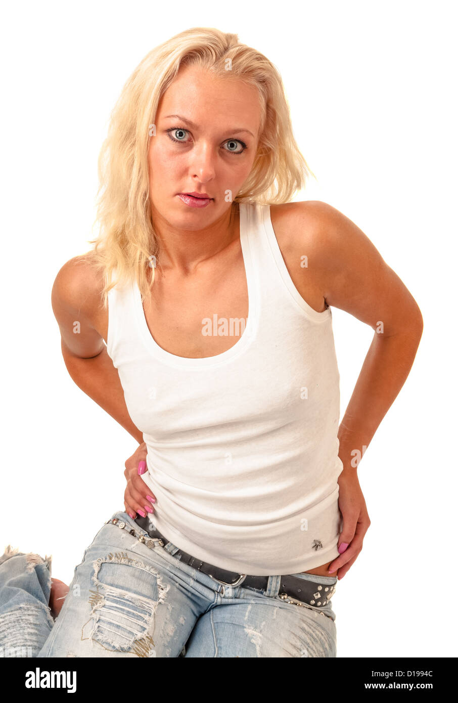 Blue-eyed girl vêtue d'un débardeur blanc et un jean usé isolated on white Banque D'Images