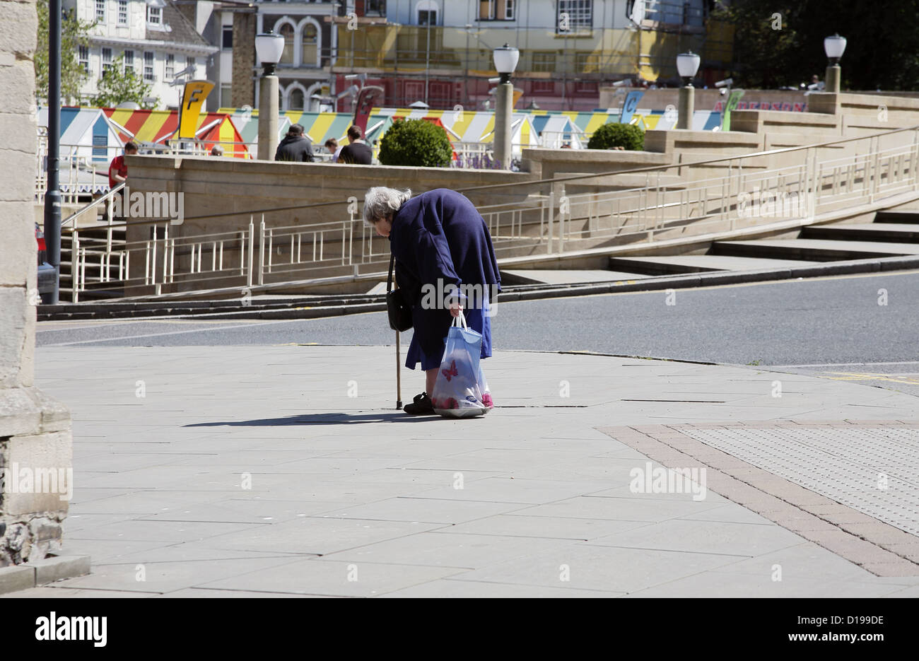 Personnes âgées femme courbée Photo Stock Alamy
