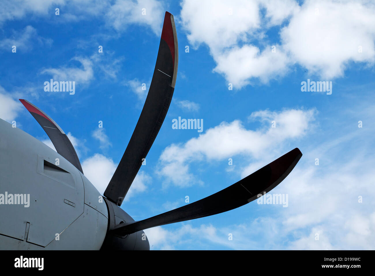 Sur l'hélice avion contre le ciel bleu Banque D'Images