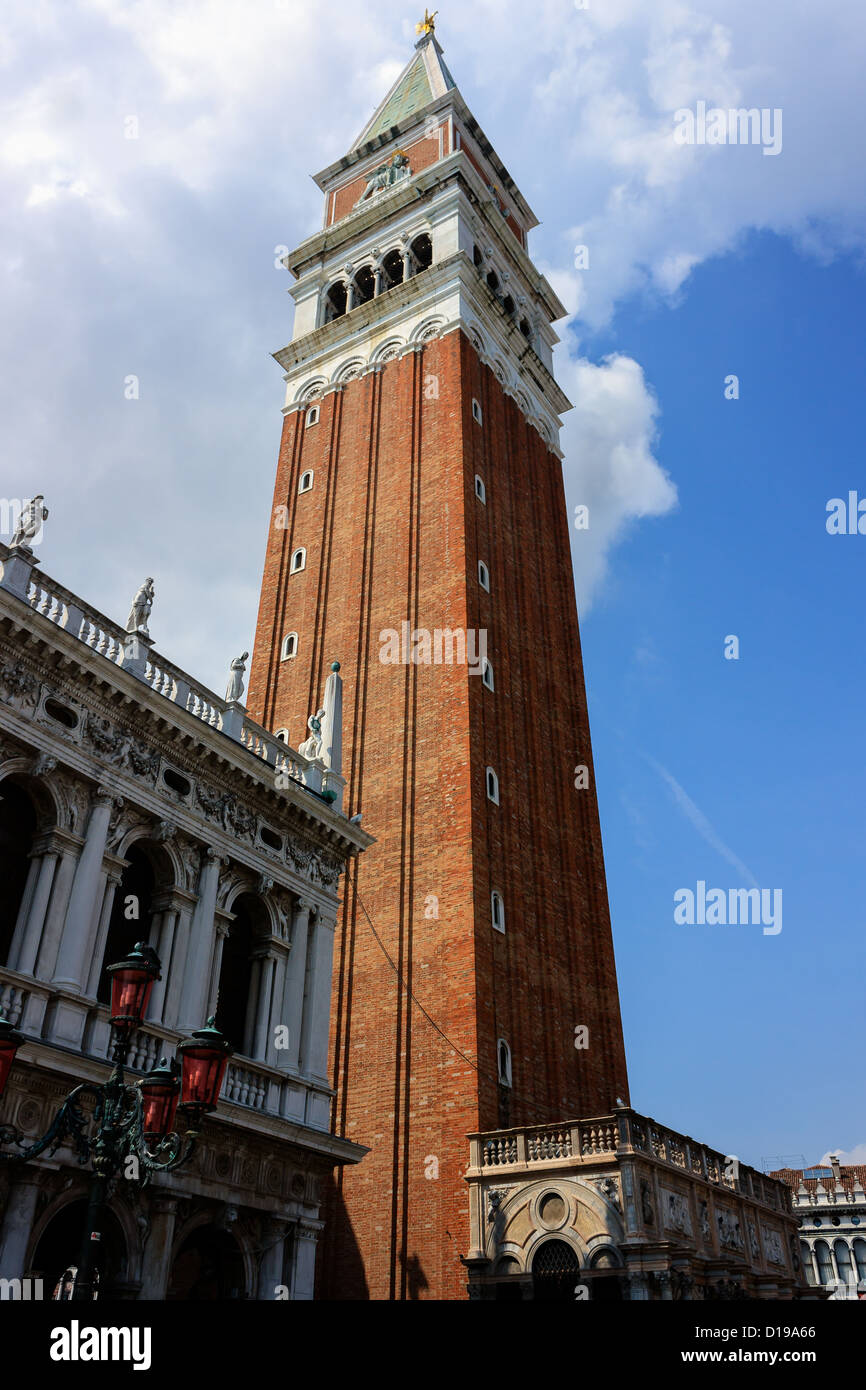 L'imposant CAMPANILE de la place Saint-Marc, Venise, Italie. Banque D'Images