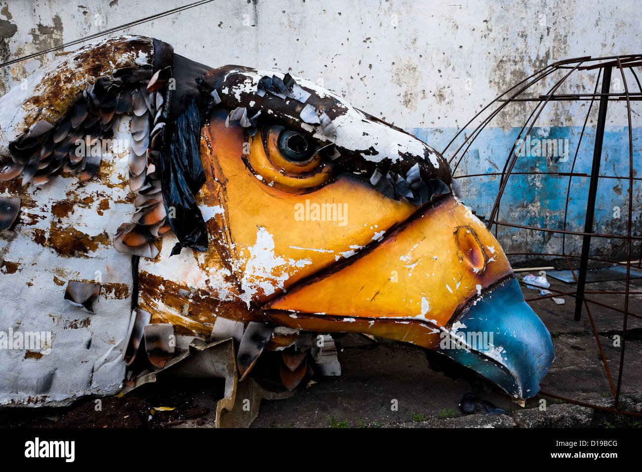 Une sculpture de carnaval endommagé un oiseau abandonné sur le chantier de travail derrière les ateliers l'école de samba à Rio de Janeiro, au Brésil. Banque D'Images