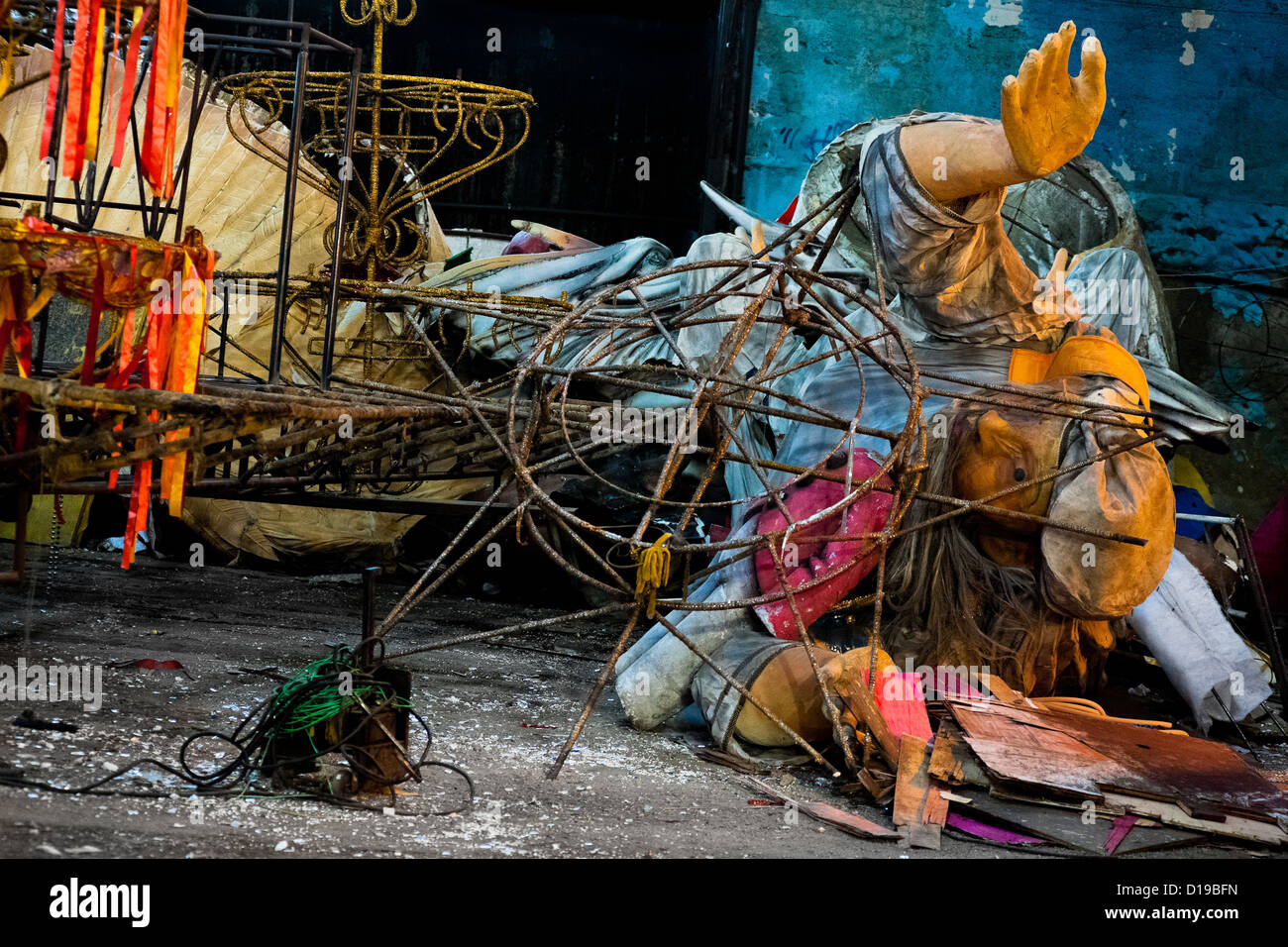 Une sculpture carnaval abandonnés sur le chantier de travail derrière les ateliers l'école de samba à Rio de Janeiro, au Brésil. Banque D'Images