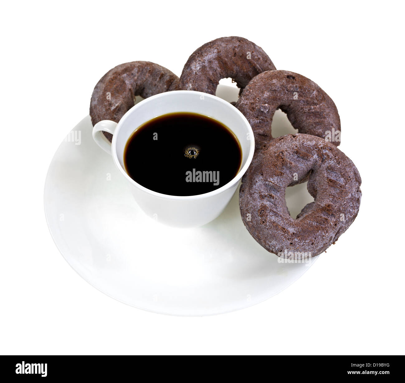 Quatre beignets au chocolat sur une plaque avec une tasse de café noir sur fond blanc. Banque D'Images