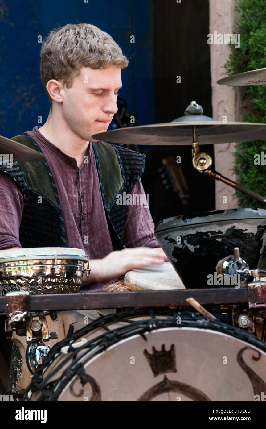 Jeune homme jouant des percussions avec les mains à la Maryland Renaissance Festival 2012, Crownsville Road, Annapolis, Maryland. Banque D'Images Jeune homme jouant des percussions avec les mains à la Maryland Renaissance Festival 2012, Crownsville Road, Annapolis, Maryland. Banque D'Images