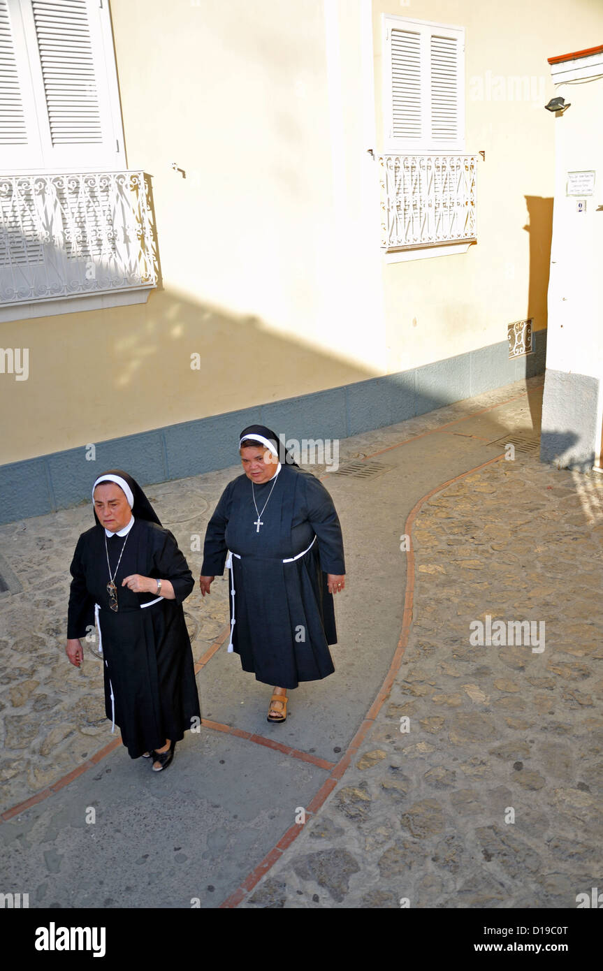 Les nonnes walking in place du village Anacapri Capri Italie Banque D'Images