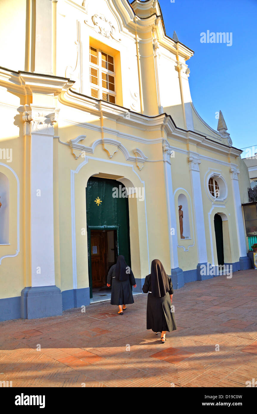 Deux religieuses à marcher vers une église de l'île Capri Anacapri Italie Banque D'Images