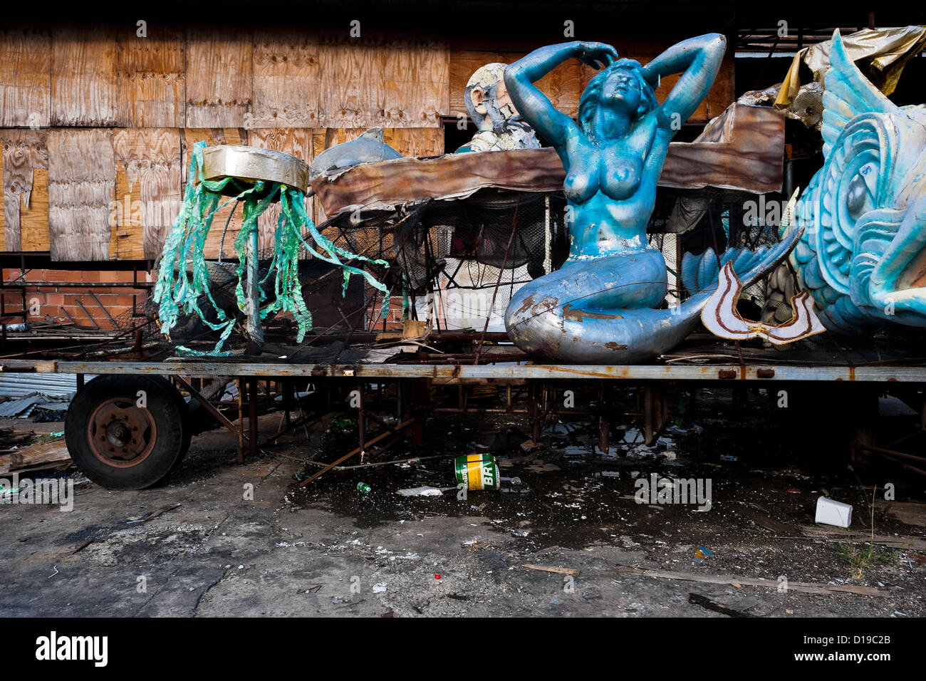 Un carnaval démantelé avec flotteur endommagé statues abandonnées sur le chantier de travail derrière les ateliers à Rio de Janeiro, Brésil. Banque D'Images