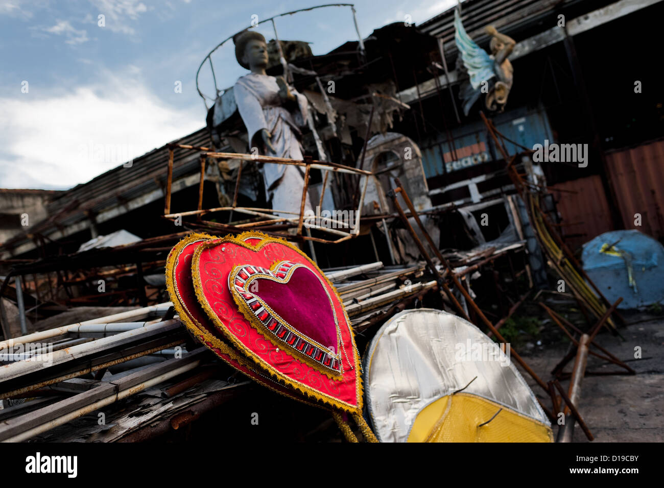 Un flotteur carnaval démantelé abandonnés sur le chantier de travail derrière les ateliers l'école de samba à Rio de Janeiro, au Brésil. Banque D'Images