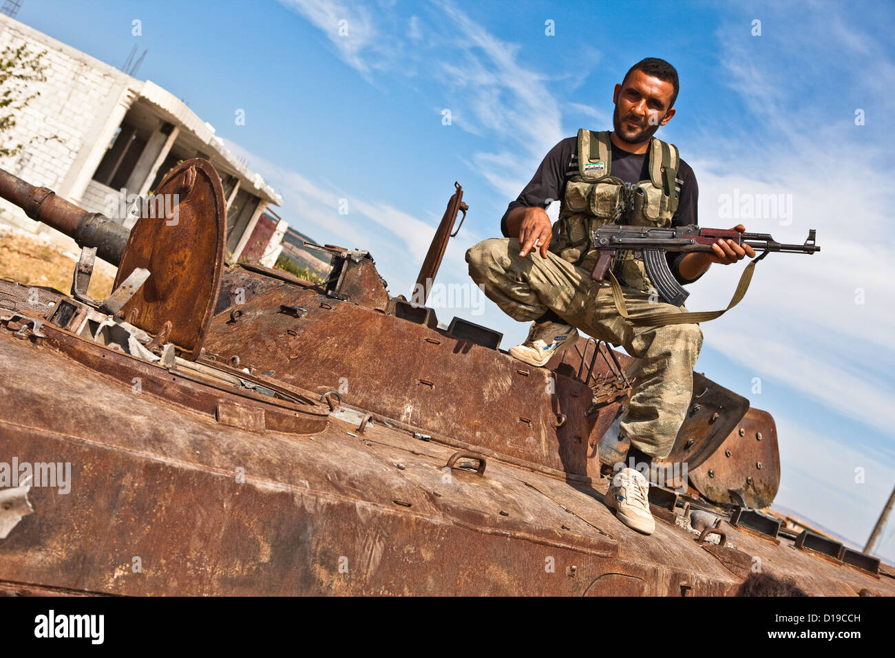 Azaz, Syrie, 5/10/12. Soldat FSA pose sur la page un réservoir de personnes handicapées à l'extérieur de la ville d'Azaz, près de la frontière turque poste de Kellis. Banque D'Images