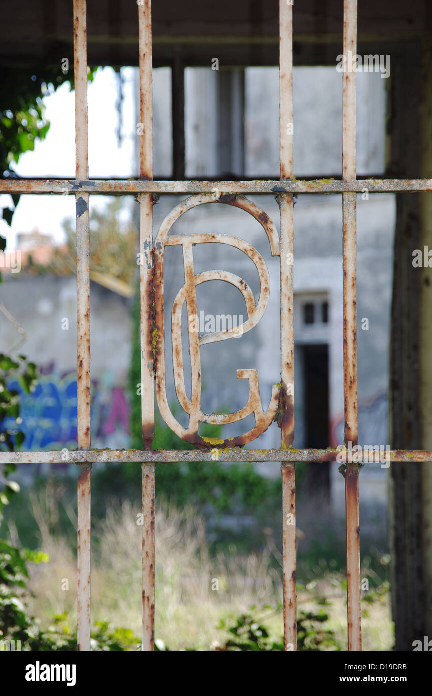 Portes d'usine dans la région de La Pallice France Banque D'Images