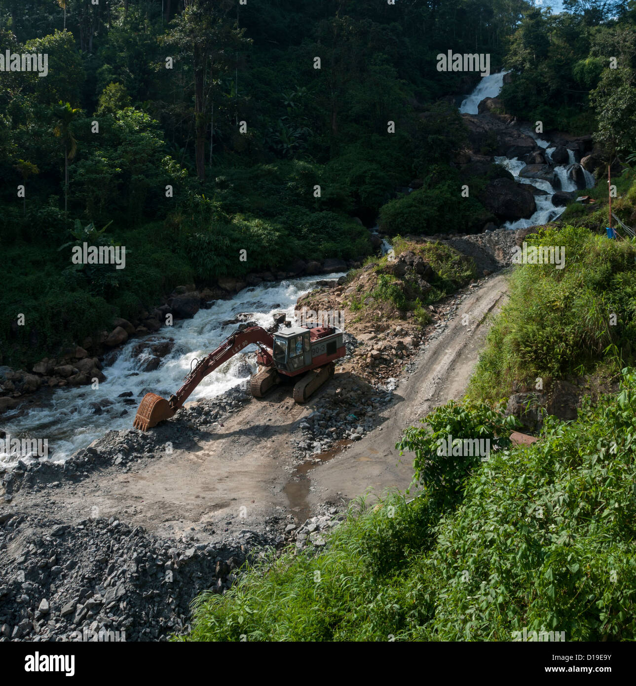 JCB digger pour des routes à travers la forêt d'une rivière Banque D'Images