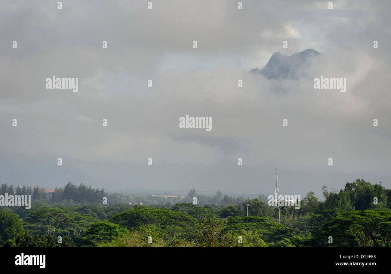 Gunung Serapi caché furtivement la montagne à travers un trou dans les nuages, Kuching, Sarawak, Bornéo, Malaisie Banque D'Images