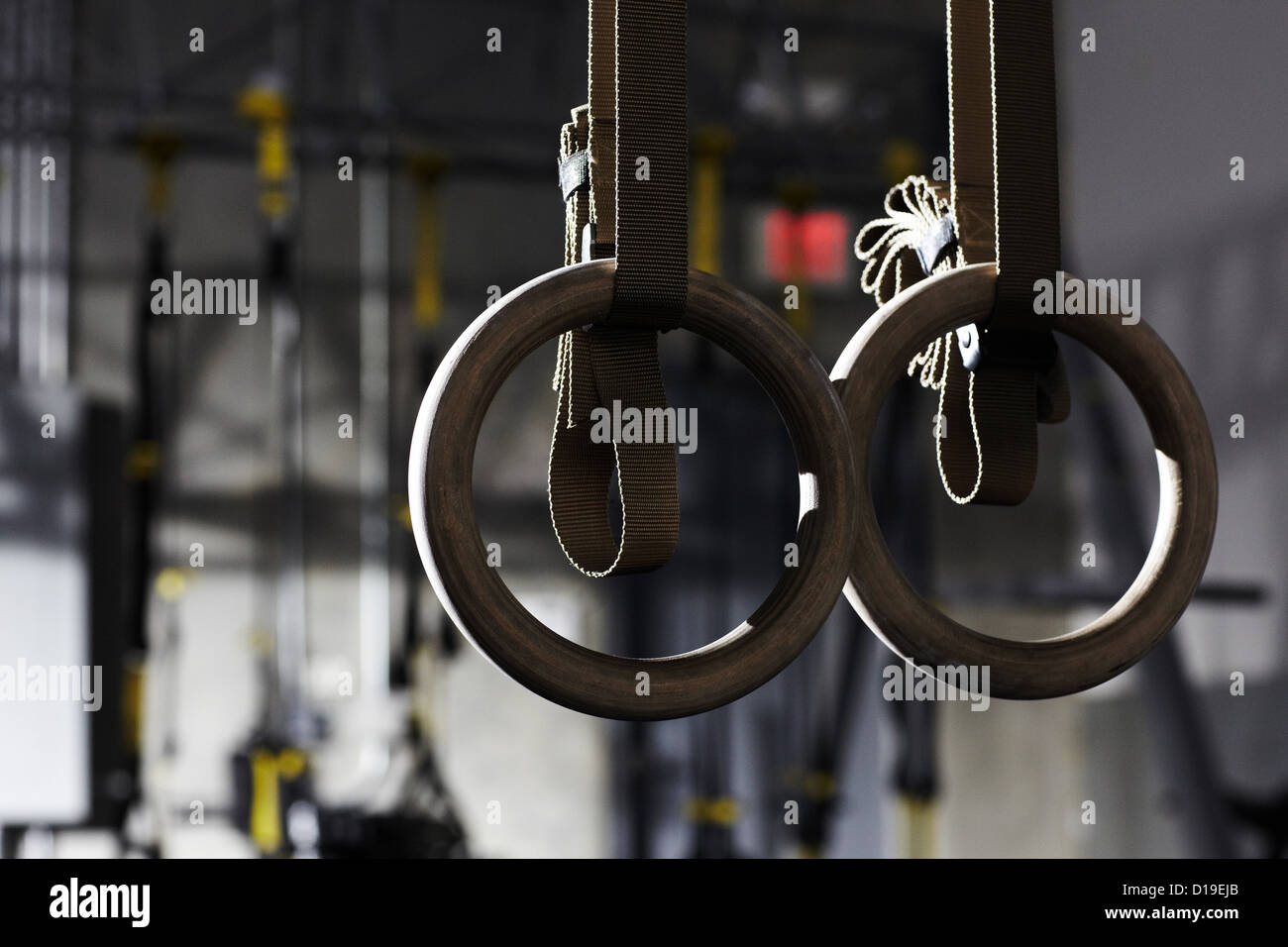 Anneaux de gymnastique en salle de sport Banque D'Images