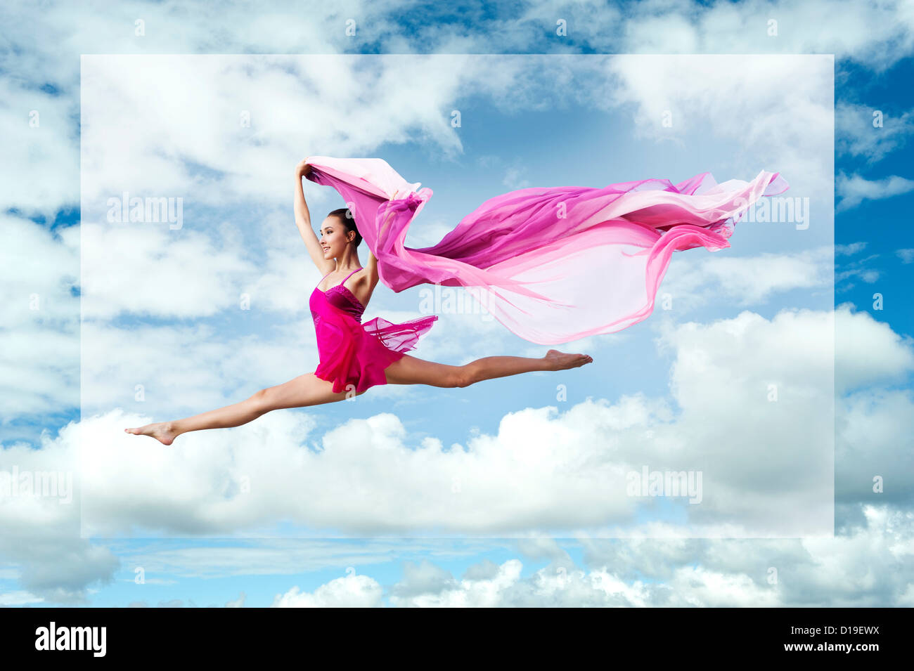 Ballerine sautant contre ciel nuageux Banque D'Images