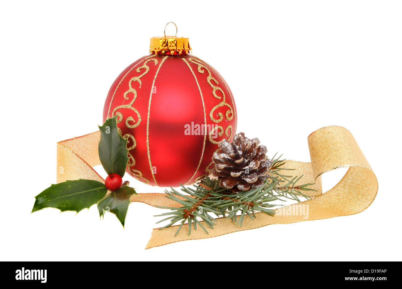 Décoration de Noël d'une boule rouge et or avec un ruban et feuillage de saison isolés contre white Banque D'Images