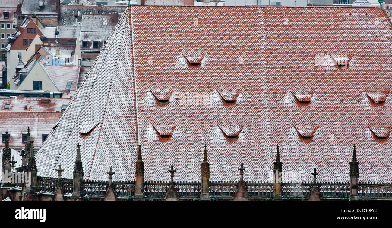 La neige recouvre le toit de l'église Saint Sebald dans la vieille ville de Nuremberg, Allemagne, 6 décembre 2012. Photo : Daniel Karmann Banque D'Images