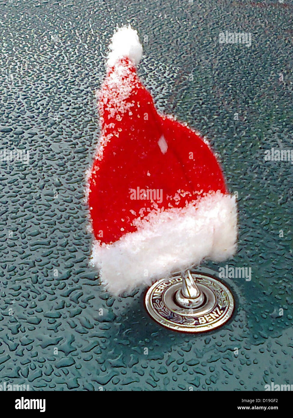 Un chapeau de Père Noël décore l'étoile d'argent sur le capot d'une Mercedes Benz à Pirna, Allemagne, 11 décembre 2012. Photo : TINO ZIEGER Banque D'Images