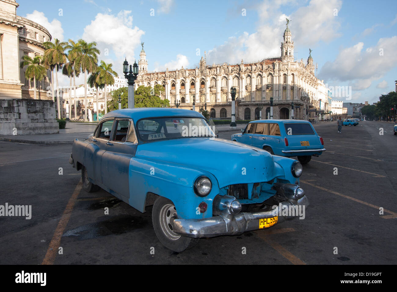 Vieille voiture américaine en face du Grand Théâtre de La Havane, Cuba, tôt le matin Banque D'Images