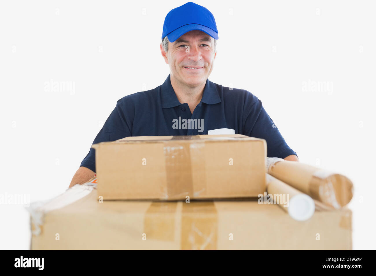 Mature courier man carrying cardboard boxes Banque D'Images
