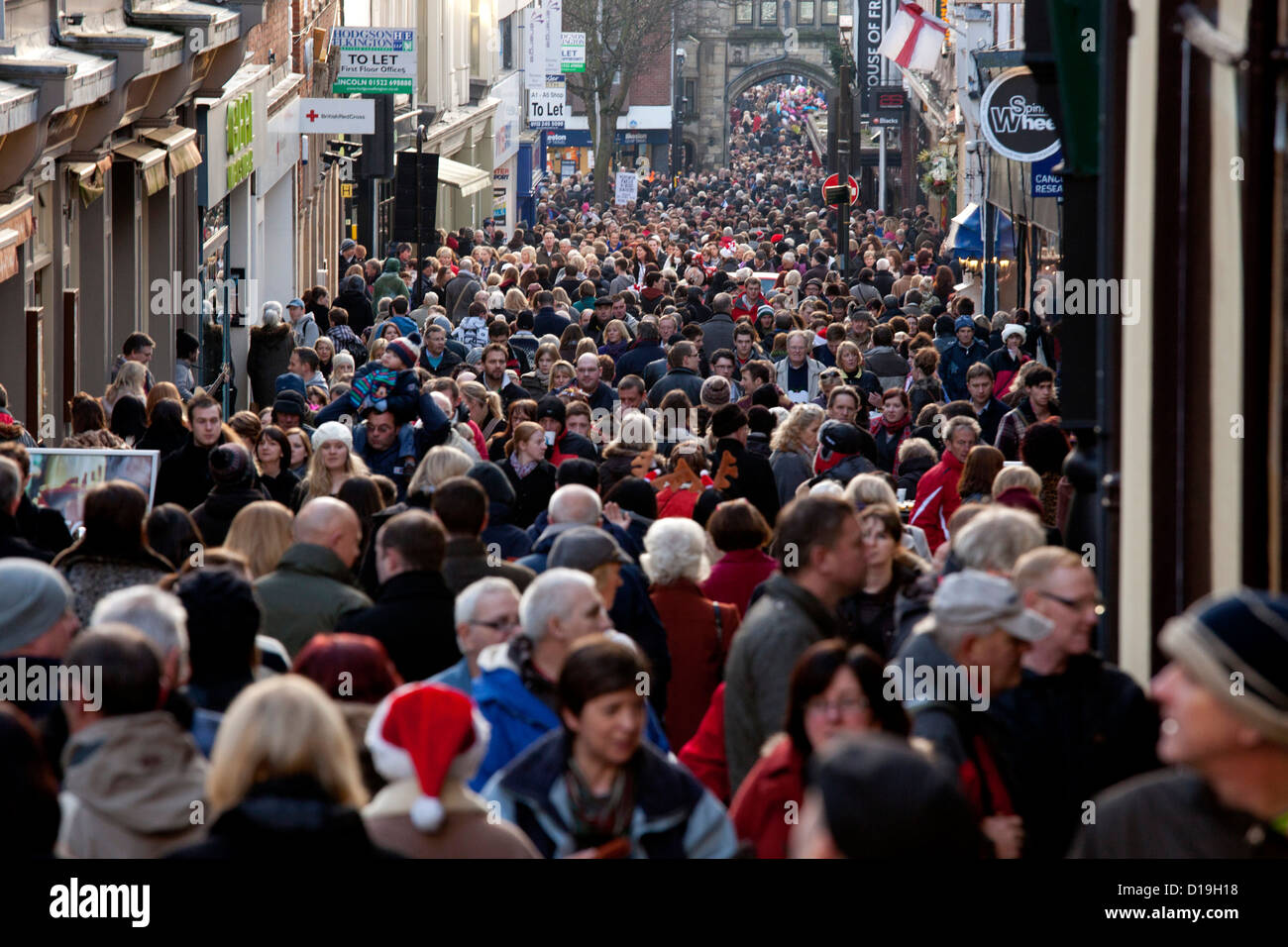 Le Lincoln High Street, dans le centre-ville est envahi par un mélange de shoppers et ceux de la ville pour le marché de Noël. Banque D'Images