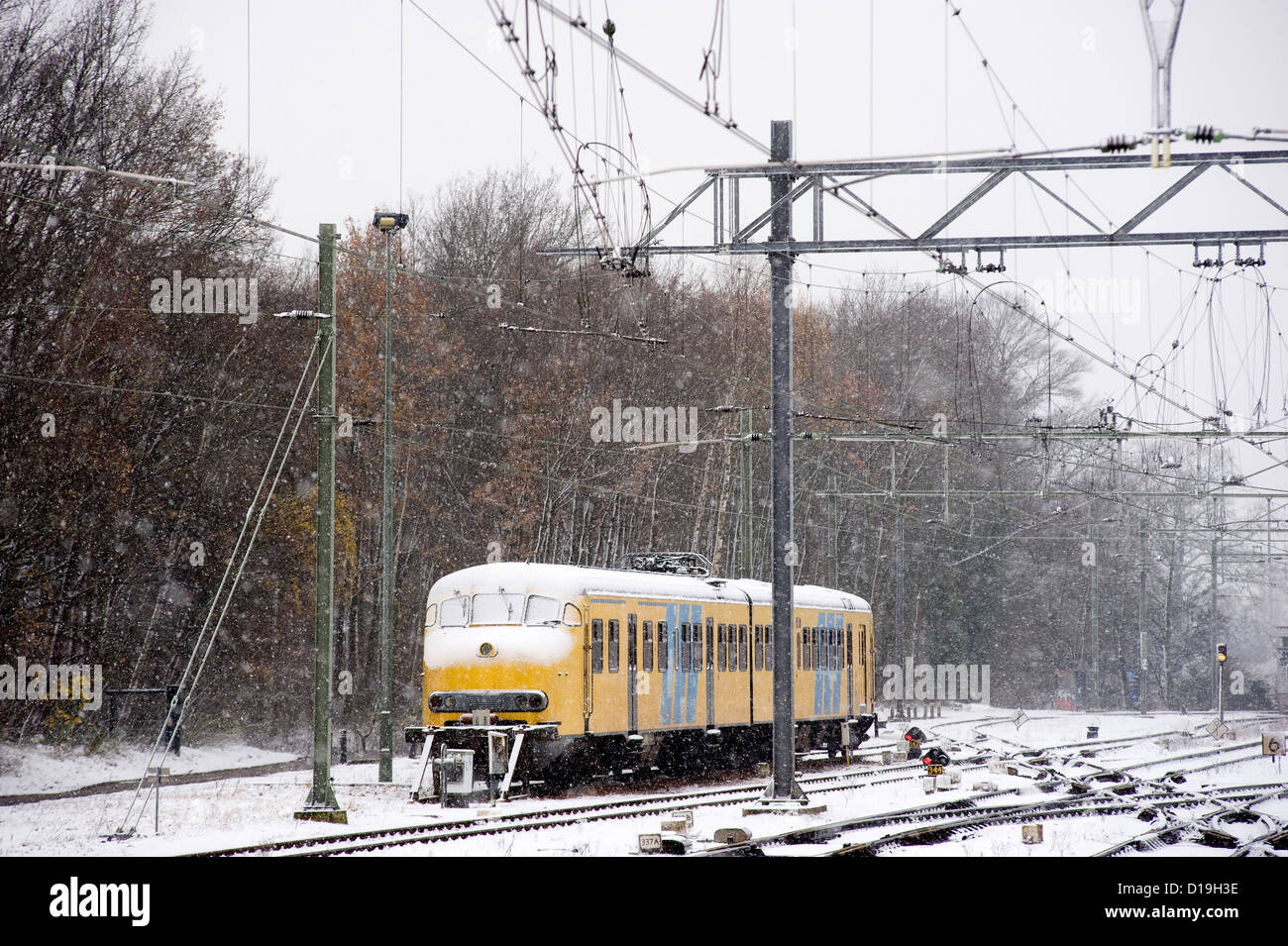 Un train est en attente sur un couvert de neige en hiver la gare Banque D'Images