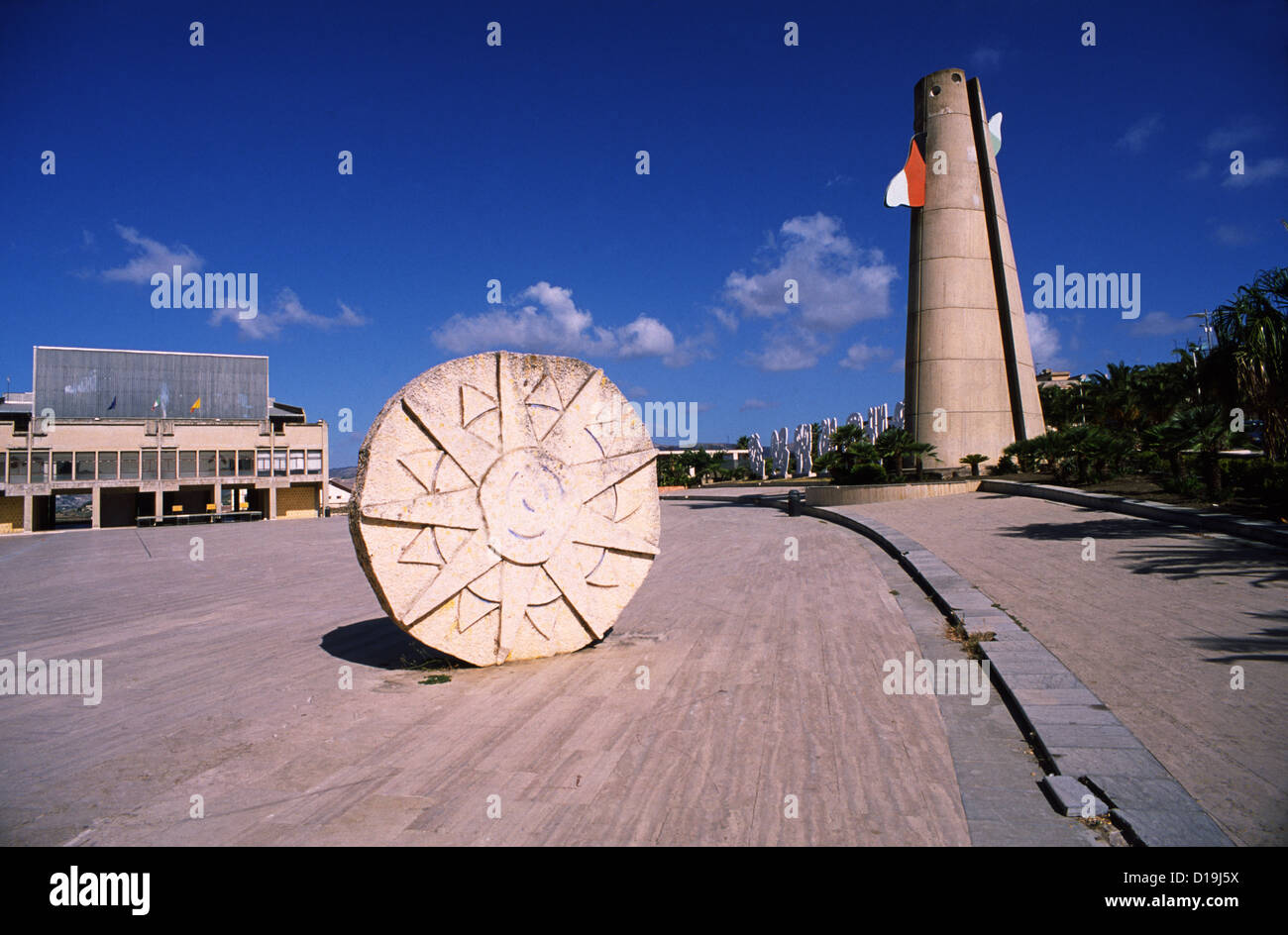 La place publique. Città del Sole - Mimmo Rotella 1987, et torre-orologio, Alessandro Mendrini, Gibellina, Sicile, Italie Banque D'Images