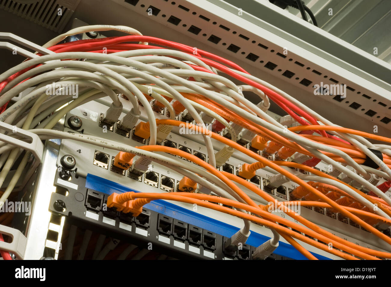 Un grand nombre de câbles à l'arrière d'une base de données Banque D'Images