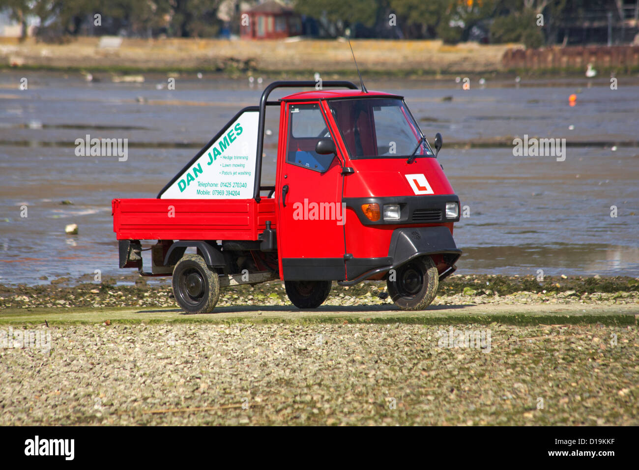 Piaggio Ape véhicule avec plaques garé L sur cale à Mudeford en Mars Banque D'Images