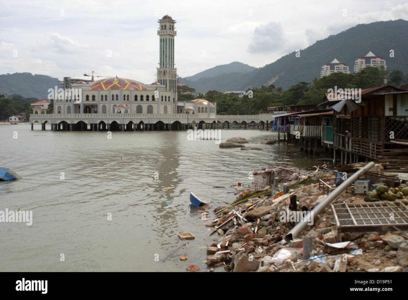 Une mosquée à Batu Ferringhi et endommagé des maisons, sur la côte nord de Penang a été durement touchée par le tsunami en décembre 2004. Banque D'Images