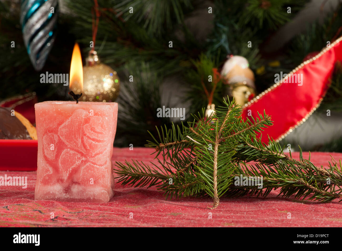 Bougie de Noël sur la table de Noël de fête Banque D'Images