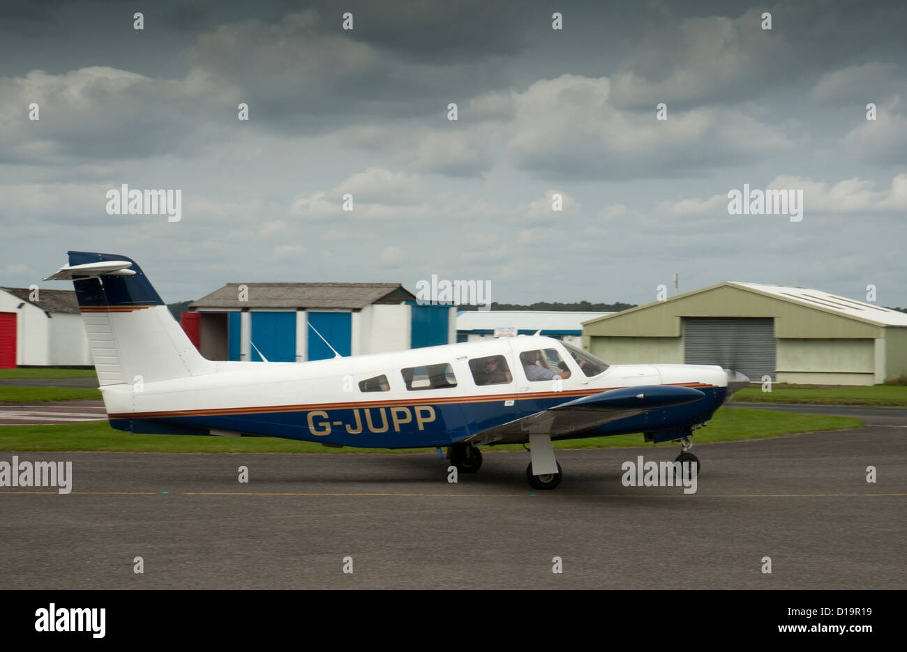 Piper PA-32RT-300 II lance à Halfpennygreen roulage Airfield Bobbington, West Midlands. L'Angleterre. 8880 SCO Banque D'Images