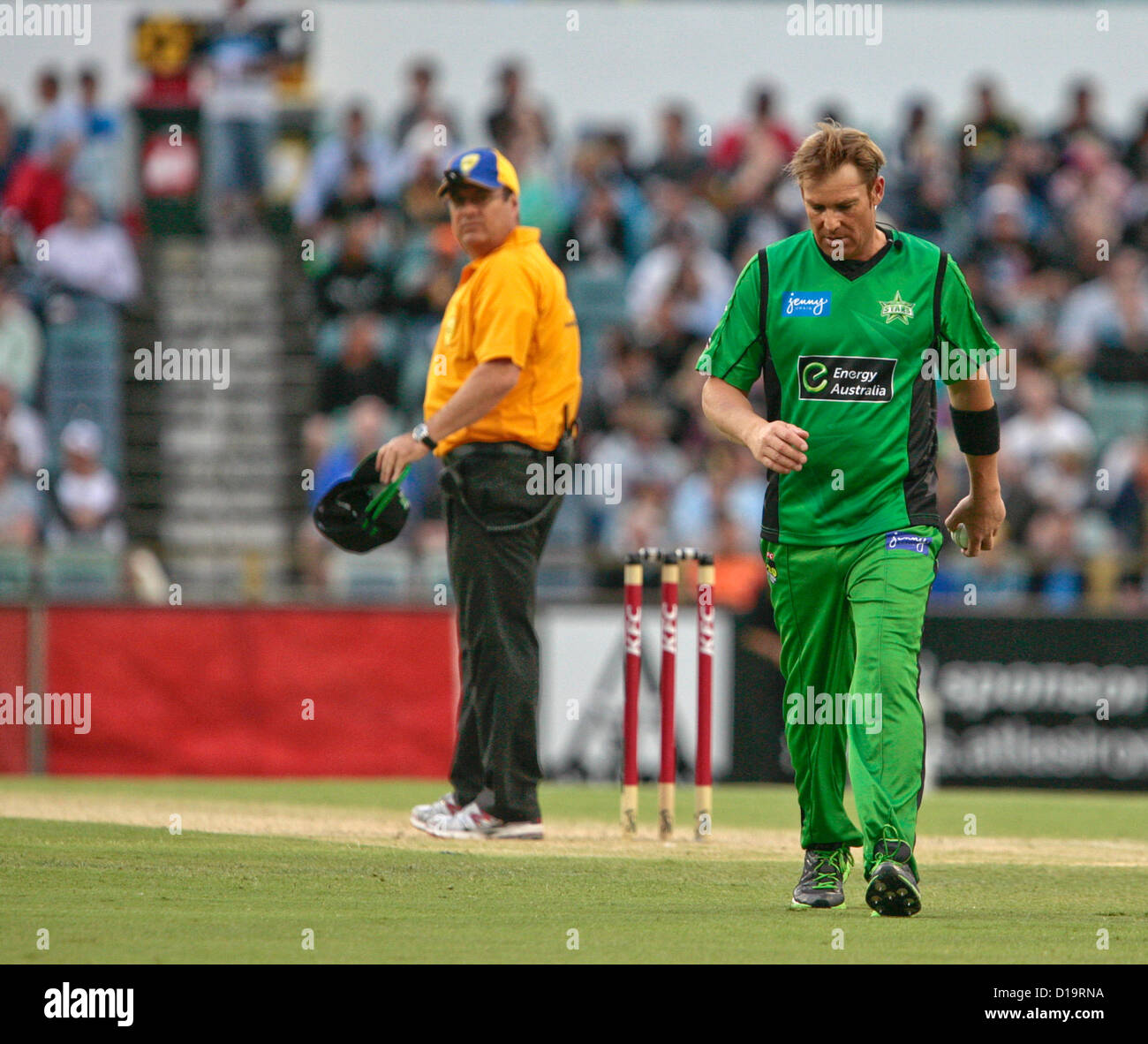 12.12.2012 Perth, Australie. Shane Warne mesures son terme jusqu'au cours de la Ligue Big Bash entre Perth Scorchers et Melbourne Stars du WACA. Banque D'Images