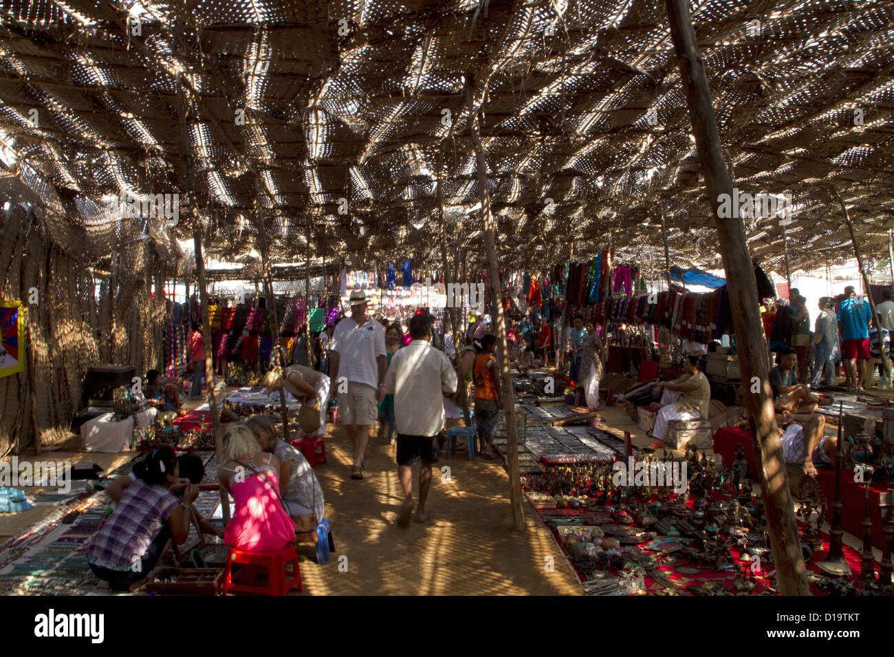 Argent et Bijoux tibétains à la section marché aux puces d'Anjuna. Goa Inde Banque D'Images