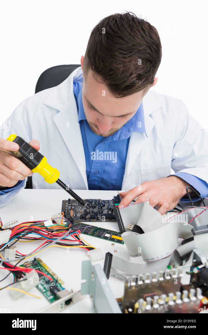 Close-up of computer engineer repairing carte son Banque D'Images
