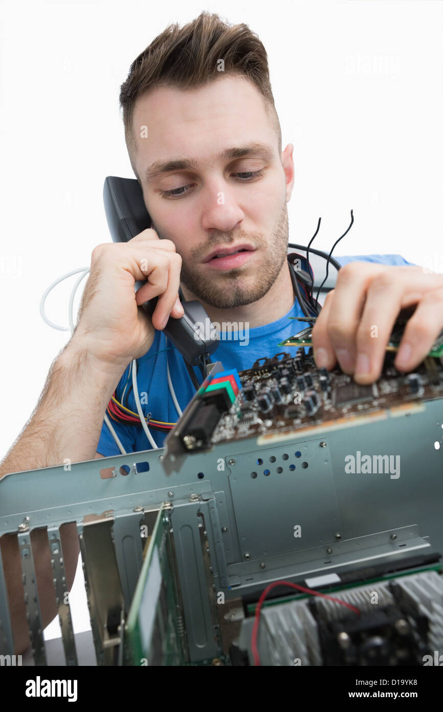 Ingénieur en informatique travaillant sur carte son de cpu, alors que sur appel Banque D'Images