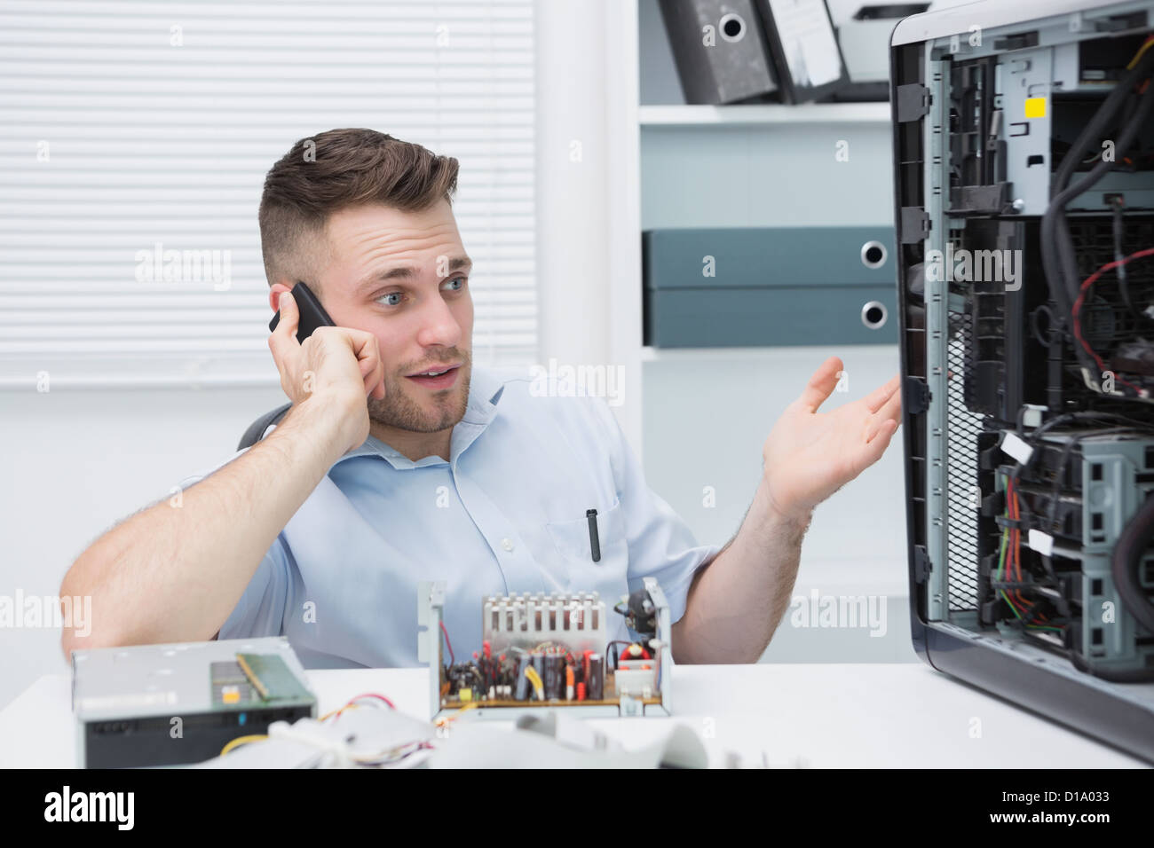 Ingénieur en informatique sur l'appel comme il gestes vers un cpu ouvert Banque D'Images