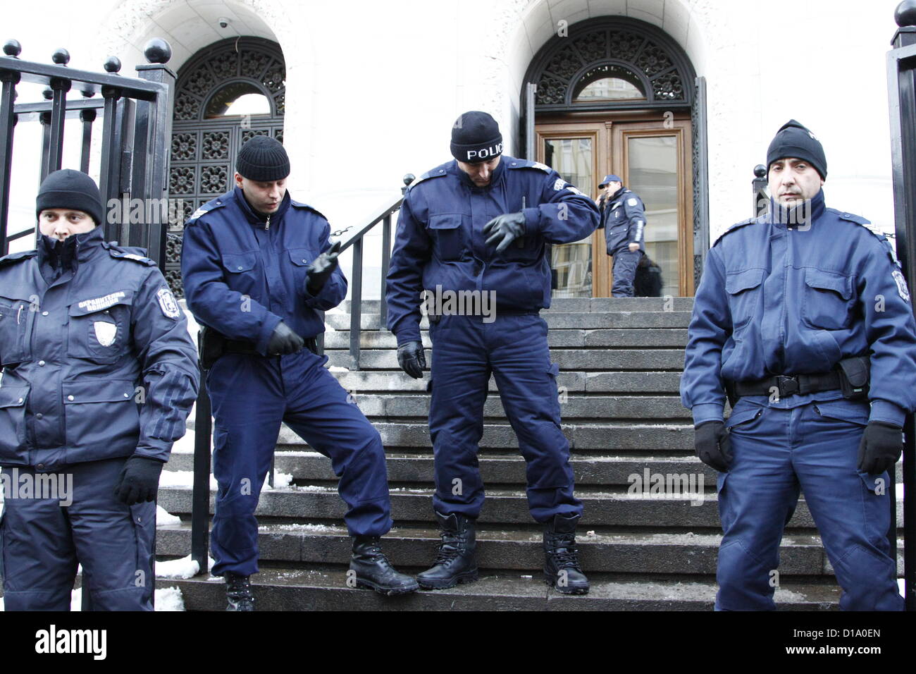 Sofia, Bulgarie, 12 décembre 2012. Les agents de police de bloquer l'accès au Palais de Sofia au cours de la manifestation anti-corruption. Une centaine de partisans de la 'révolution' Tomate circulation s'exprimer leur colère au sujet de l'ampleur de la corruption en Bulgarie. Credit : Johann Brandstatter / Alamy Live News Banque D'Images